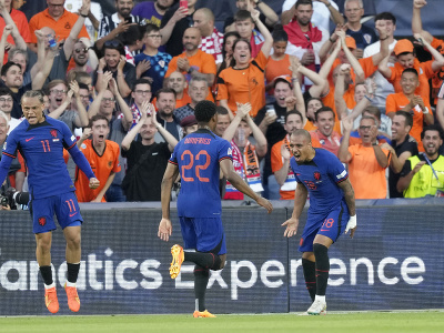 Vpravo hráč Holandska Donyell Malen oslavuje úvodný gól v zápase semifinále Ligy národov vo futbale Holandsko - Chorvátsko na štadióne De Kuip v Rotterdame