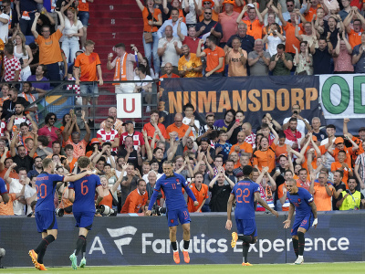 Vpravo hráč Holandska Donyell Malen oslavuje úvodný gól v zápase semifinále Ligy národov vo futbale Holandsko - Chorvátsko na štadióne De Kuip v Rotterdame