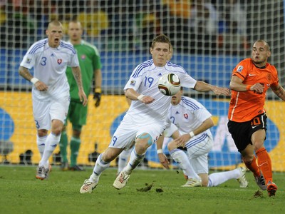 Na snímke v popredí vľavo Slovák Juraj Kucka a vpravo Holanďan Wesley Sneijder počas osemfinálového zápasu Slovensko - Holandsko