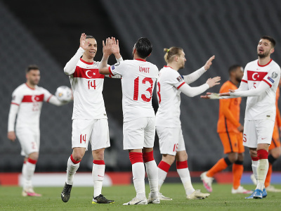Tureckí hráči oslavujú gól v sieti Holandska