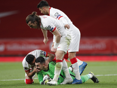 Tureckí hráči sa tešia s brankárom po chytenej penalte