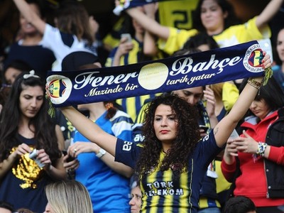 Zápas Fenerbahce Istanbul a v hľadisku len ženy a deti