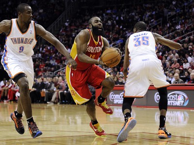 James Harden proti dvojici
