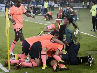 Pedro pod hráčmi Barcelony po strelení vyrovnávacieho gólu