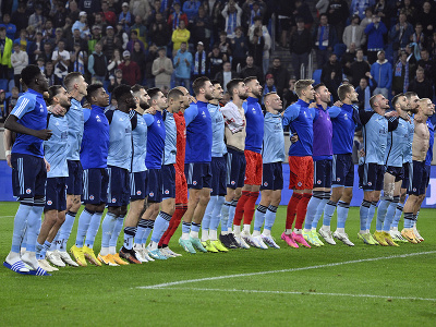 Futbalisti Slovana Bratislava ďakujú fanúšikom po zápase v 2. predkole Ligy majstrov