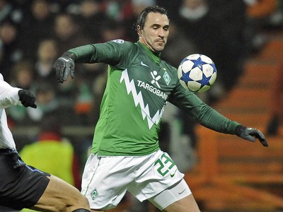 Hugo Almeida a Javier Zanetti
