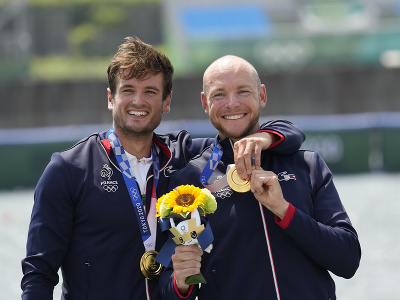 Francúzski veslári Hugo Boucheron a Matthieu Androdias získali na OH 2020 v Tokiu zlaté medaily v dvojskife mužov