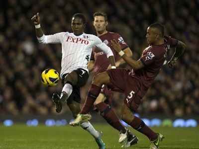 Hugo Rodallega a Danny Simpson v súboji o loptu