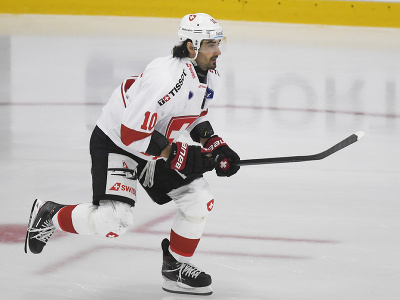 Švajčiarsky hokejista Andres Ambühl korčuľuje počas prípravného zápasu Slovensko - Švajčiarsko