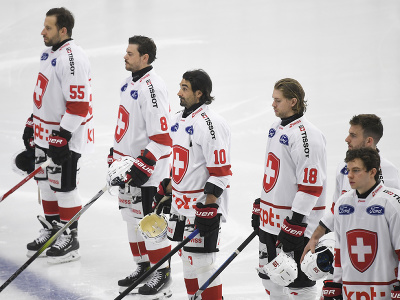 Švajčiarski hokejisti stoja počas hymny pred prípravným zápasom Slovensko - Švajčiarsko