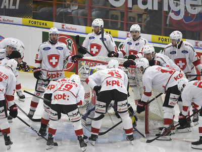 Švajčiarski hokejisti stoja okolo svojej brány pred prípravným zápasom Slovensko - Švajčiarsko