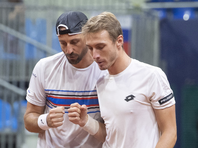 Na snímke slovenská dvojica Igor Zelenay a Lukáš Klein v zápase Davisovho pohára