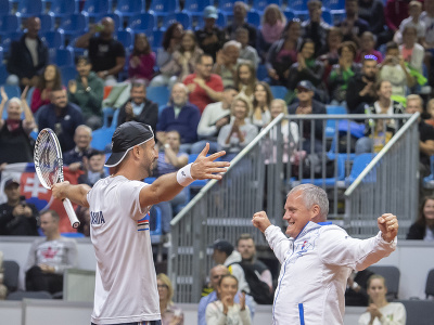Na snímke slovenský tenista vľavo Igor Zelenay a uprostred nehrajúci kapitán Tibor Tóth sa radujú z víťazstva 