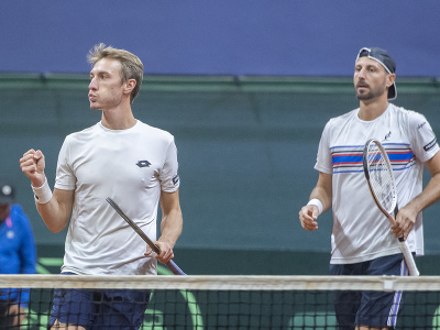 Na snímke slovenskí tenisti vľavo Lukáš Klein a vpravo Igor Zelenay