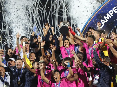Hráči Independiente del Valle oslavujú zisk trofeje