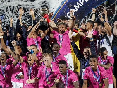 Hráči Independiente del Valle oslavujú zisk trofeje