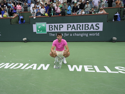 Španielsky tenista Carlos Alcaraz oslavuje triumf v Indian Wells
