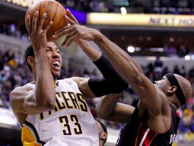 Danny Granger blokovaný Erickom Dampierom