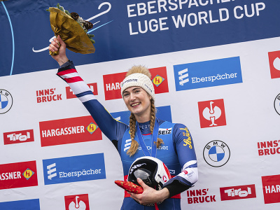 Rakúšanka Madeleine Egleová oslavuje na pódiu víťazstvo v pretekoch  Svetového pohára v sánkovaní v Innsbrucku