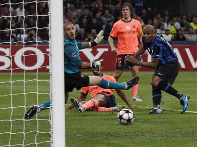Maicon prekonáva gólmana Barcelony