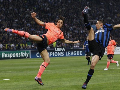 Zlatan Ibrahimovič a Lucio v akrobatickom zákroku
