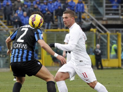 Lukas Podolski v súboji s Guglielmom Stendardom