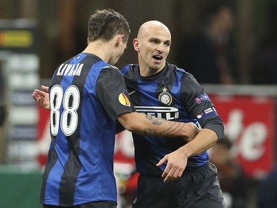 Marko Livaja a Esteban Cambiasso sa tešia z gólu
