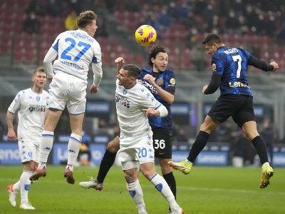 Futbalista Interu Miláno Alexis Sánchez strieľa hlavičkou úvodný gól v osemfinálovom zápase Talianskeho pohára Inter Miláno - Empoli 