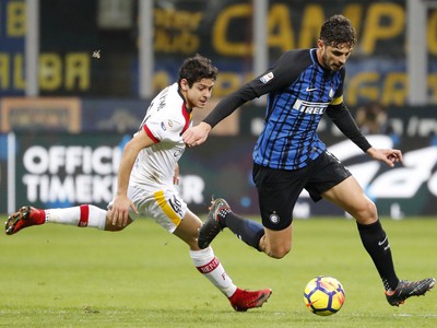 Andrea Ranocchia v drese Interu v súboji o loptu