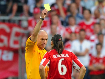 Howard Webb dáva žltú kartu Martinovi Demichelisovi