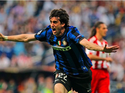 Diego Milito sa teší po strelení úvodného gólu