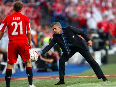 Jose Mourinho podáva loptu Philippovi Lahmovi
