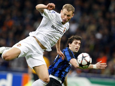 Diego Milito a Vasili Berezutski