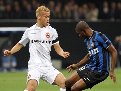 Súboj Samuel Eto'o vs Keisuke Honda