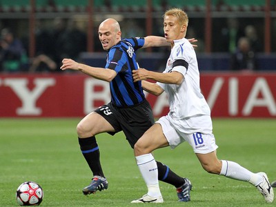Esteban Cambiasso pred Keisukem Hondom