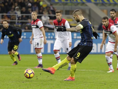 Mauro Icardi dáva gól z penalty