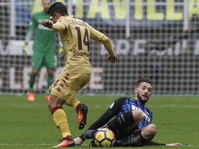 Roberto Gagliardini (Inter) v snahe odobrať loptu Iagovi Falquemu