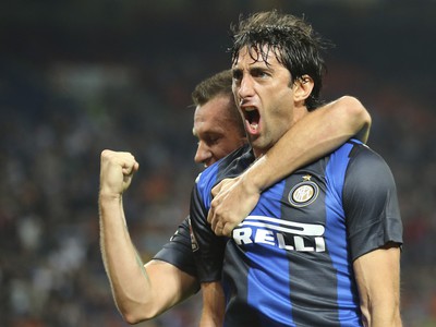 Diego Milito si vychutlan gól do siete Fiorentiny