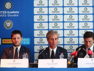 Javier Zanetti s ďalšími predstaviteľmi talianskeho Interu Milána