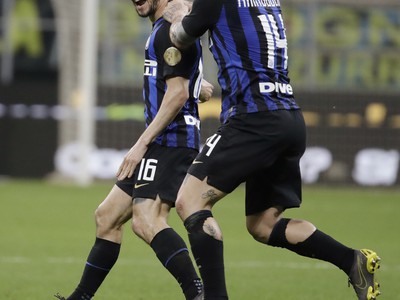 Matteo Politano a Radja Nainggolan oslavujú gól