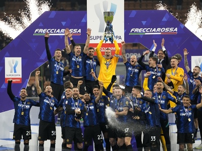 Futbalisti Interu Milána oslavujú zisk talianskeho Superpohára