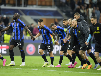 Futbalisti Interu oslavujú víťazstvo s fanúšikmi