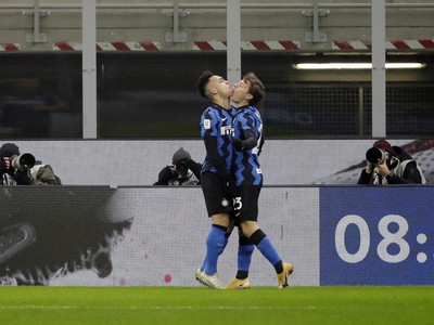 Lautaro Martinez a Nicolo Barella oslavujú gól Interu