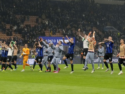Hráči Interu Miláno ďakujú tribúnam na San Sire