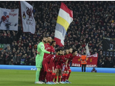 Na snímke hráči Liverpoolu pózujú pre spoločnú fotografiu pred zápasom osemfinále Ligy majstrov