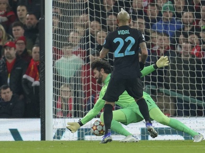 Na snímke brankár Liverpoolu Alisson chytá loptu v zápase osemfinále Ligy majstrov