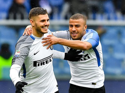 Mauro Icardi a Rafinha Alcantara oslavujú gól milánskeho Interu