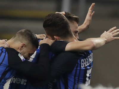 Milan Škriniar so spoluhráčmi oslavuje svoj premiérový gól v Serii A