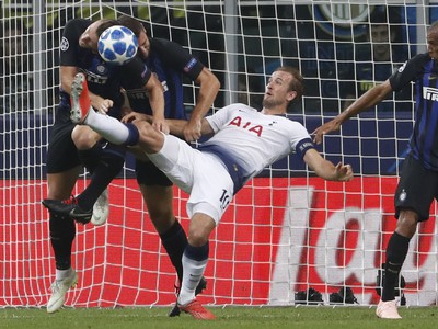 Futbalista Tottenhamu Harry Kane (vpravo) strieľa v zápase B - skupiny 1. kola Ligy majstrov Inter Miláno - Tottenham Hotspur
