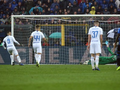 Mauro Icardi premieňa pokutový kop Interu
